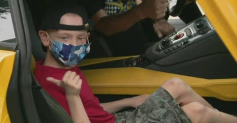 La policía sigue al niño de 9 años con cáncer que emociona a todos en un lujoso auto