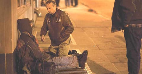 Captan en fotos a un médico que recorre las calles vestido de mendigo durante la noche