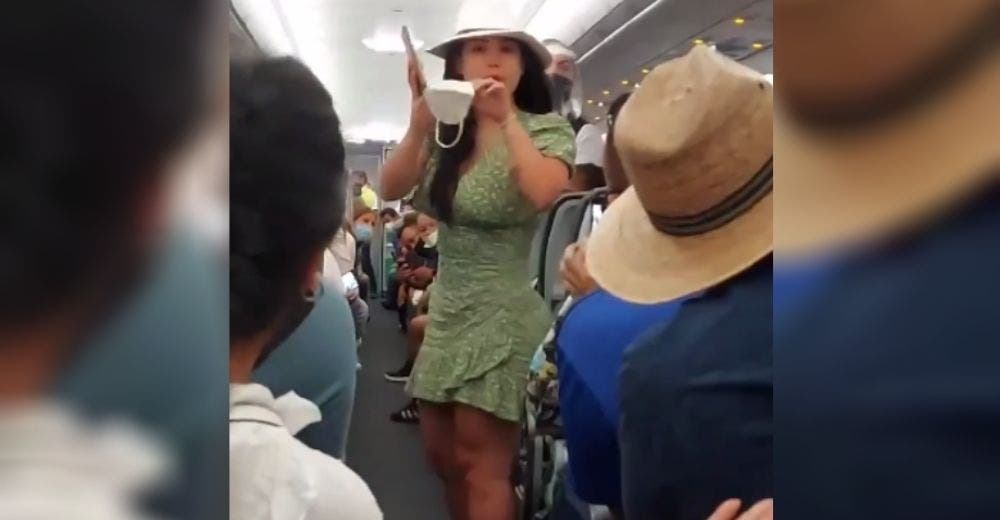 Una mujer pone en peligro a todos los pasajeros y retrasan el despegue del avión Una mujer pone en peligro a todos los pasajeros y retrasan el despegue del avión