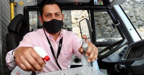 El comportamiento del conductor de un autobús conmociona a los pasajeros y difunden las imágenes