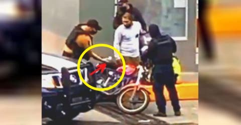 Un policía coloca una bolsa sobre la moto de un hombre para culparlo sin saber que era filmado