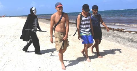 ‘La muerte’ persigue y atemoriza a los turistas en la playa: «No salgan, esto no ha terminado»