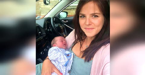 Da a luz en el auto mientras su esposo conducía a toda velocidad para llegar al hospital
