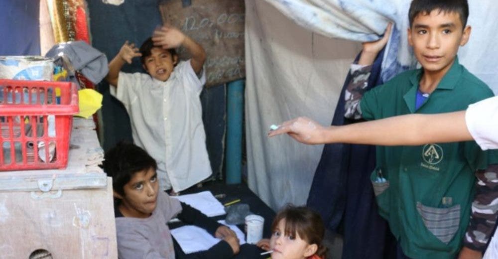 A los 12 años funda una escuela en su casa para enseñar a 36 humildes niños