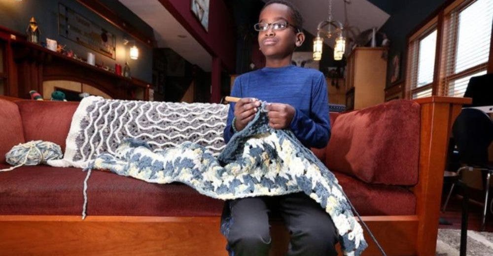 Tiene 11 años y dedica horas a tejer prendas para los niños del orfanato donde fue adoptado