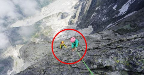 Arriesgan la vida de sus hijos de 3 y 7 años haciéndolos escalar montañas de 3 mil mts de altura