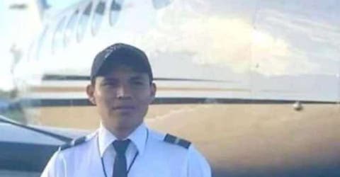 A los 21 años hace historia convirtiéndose en el primer piloto indígena