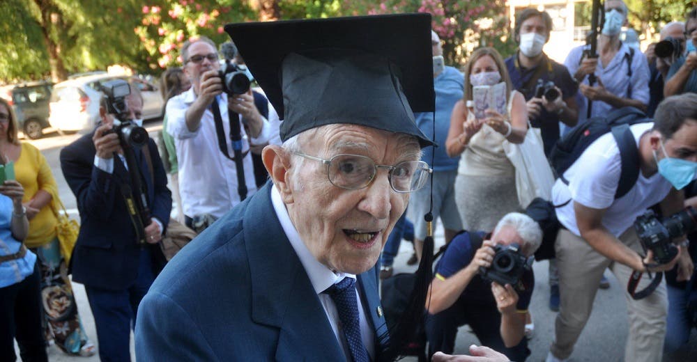 «Miro hacia adelante, no me canso» – Habla el anciano que se gradúa con honores a los 97 años «Miro hacia adelante, no me canso» – Habla el anciano que se gradúa con honores a los 97 años