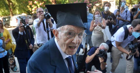 «Miro hacia adelante, no me canso» – Habla el anciano que se gradúa con honores a los 97 años