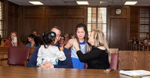 Una niña rompe en llanto en el juzgado al escuchar la sentencia sobre su adopción