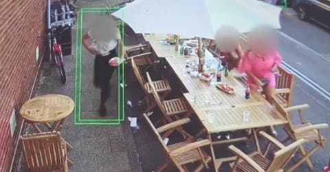 El dueño de un restaurante reacciona cuando un grupo de 12 personas huye sin pagar
