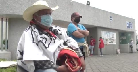 Un campesino suplica ayuda frente al hospital, debe miles de dólares por la vida de su esposa