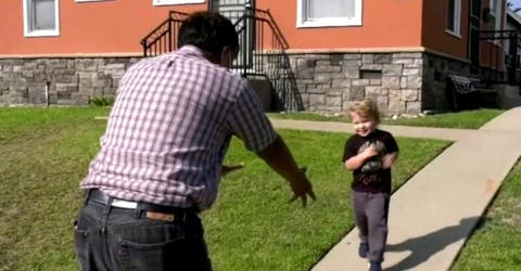Una vecina llama a la policía para acusarlo injustamente mientras él paseaba con su nieto