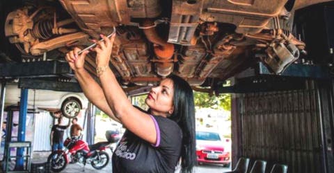 Cansada e indignada decide ser dueña de un taller mecánico solo para mujeres