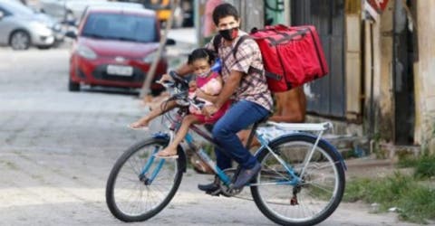 Hacen llorar al humilde repartidor que trabaja con su hija en una bicicleta para sobrevivir