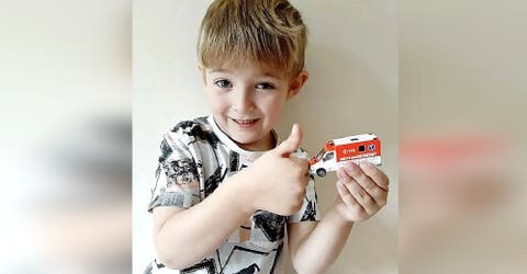 Un niño de 5 años salva la vida de su mamá gracias a su ambulancia de juguete