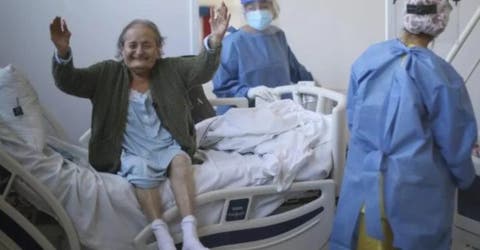 La anciana de 92 años hace llorar a todos en el hospital levantando sus brazos