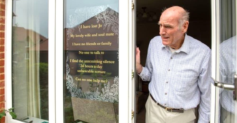 «Los días son horribles» – Con un cartel en su ventana pide ayuda tras perder a su esposa