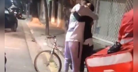 Joven repartidor termina desconsolado porque le robaron su bicicleta y una mujer interviene