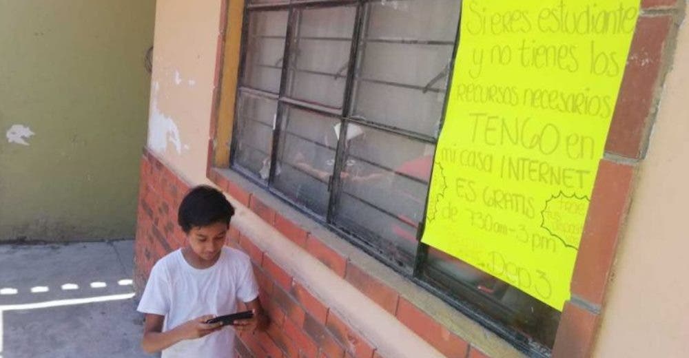 Un humilde niño que no podía estudiar toca la puerta de una vecina al ver el aviso en la ventana Un humilde niño que no podía estudiar toca la puerta de una vecina al ver el aviso en la ventana