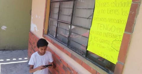 Un humilde niño que no podía estudiar toca la puerta de una vecina al ver el aviso en la ventana