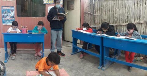 Convierte su humilde casa en una escuela para ayudar a otros niños que no pueden estudiar