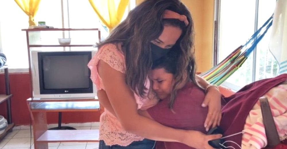 El niño que lo había perdido todo llora y abraza a su maestra cuando apareció en su vivienda