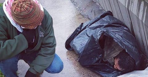 Se emociona al encontrar a un hombre protegiéndose del frío con una bolsa – «Era mi padre»