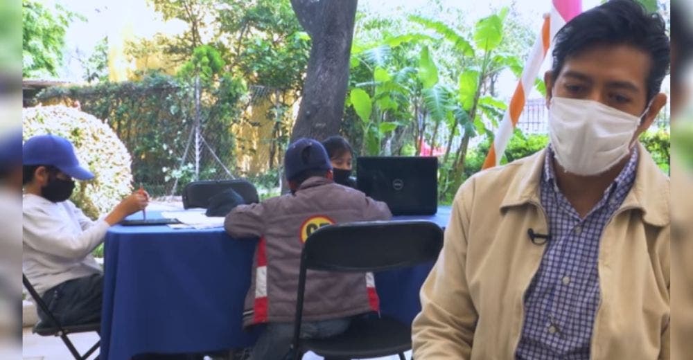Un humilde padre se ve obligado a permanecer 7 horas en un parque para sus hijos puedan estudiar Un humilde padre se ve obligado a permanecer 7 horas en un parque para sus hijos puedan estudiar