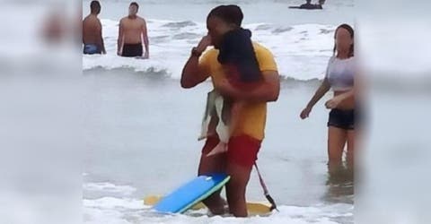 «Me recordó a mi hijo» – Rompe en llanto al sacar del mar a un niño que luchaba por sobrevivir