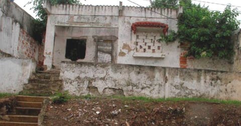 Compra una casa en ruinas para venderla pero cuando ve el patio decide quedarse con ella