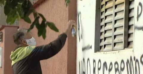 «No recibo a nadie, no tienen vergüenza”– Con un grafiti en su casa rechaza a sus familiares