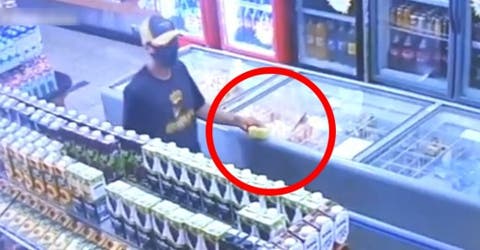 Difunden el vídeo del hombre que robó una tienda huyendo del lugar sobre un animal