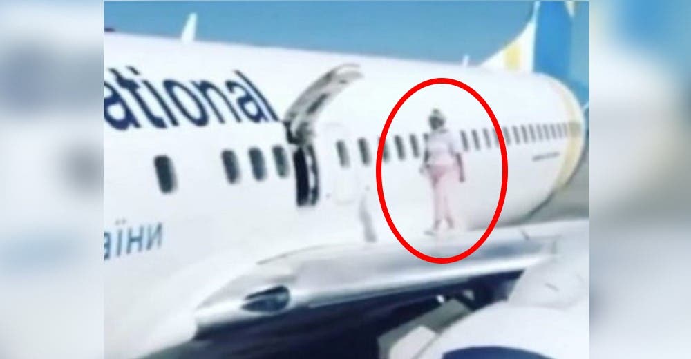 Abre la salida de emergencia y se para en el ala del avión porque tenía «demasiado calor» Abre la salida de emergencia y se para en el ala del avión porque tenía «demasiado calor»