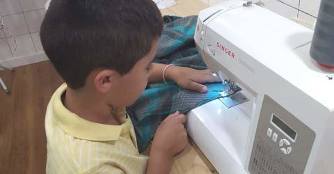 A los 8 años lo que más le gusta es diseñar y coser ropa para sus muñecas y su hermana lo defiende