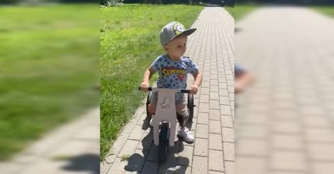 A los 2 años sus padres celebran que usa una bicicleta por primera vez tras una doble amputación