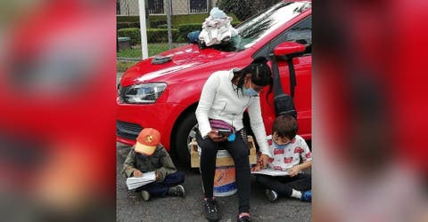 El drama de los 2 hermanitos que se ven obligados a hacer sus deberes en plena calle