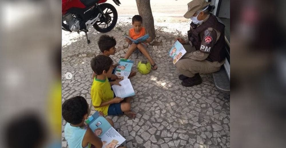 Un policía se acerca a un grupo de niños desfavorecidos sin saber que alguien los fotografiaba Un policía se acerca a un grupo de niños desfavorecidos sin saber que alguien los fotografiaba