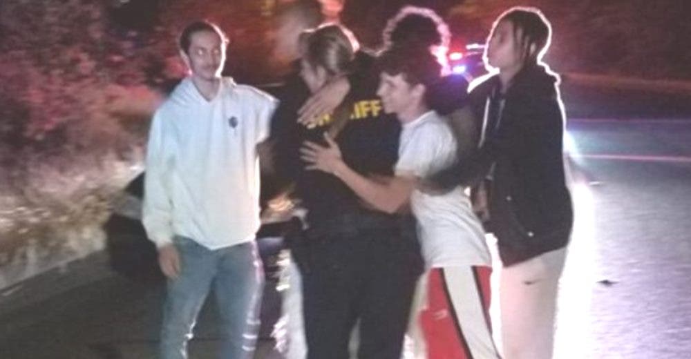 «Sino se acercan no estaría viva» – 5 valientes adolescentes le salvan la vida a una policía