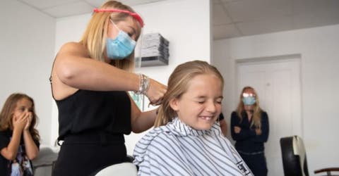 «Estaba muy asustado» – Un niño de 9 años se sienta en la peluquería para un drástico cambio