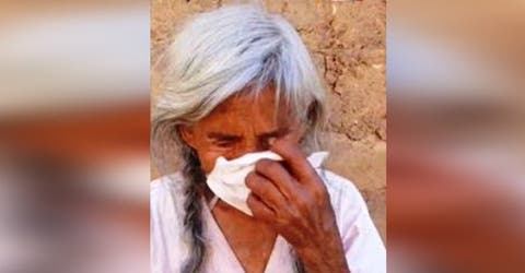 Un joven hace llorar a la humilde anciana que trabaja para criar a sus nietos desamparados