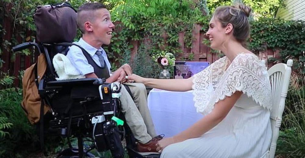 Se casan en una íntima boda a pesar de los señalamientos que reciben por su grave discapacidad