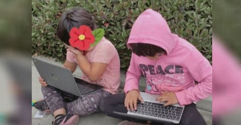 La situación de 2 humildes niñas estudiando en la calle llega a las autoridades