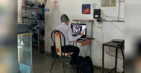 Un humilde profesor arriesga su vida cada día visitando un local para dar clases a distancia