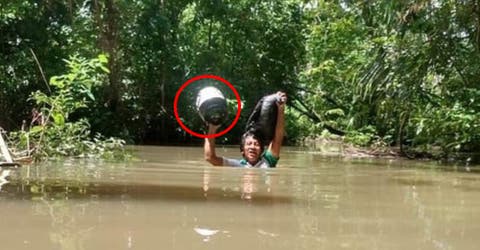 Recorre 30 kilómetros incluso bajo el agua para poder ayudar a sus humildes alumnos