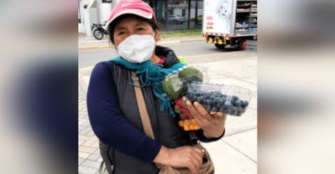Piden ayuda para la humilde mujer que camina más de 52 km para vender frutas
