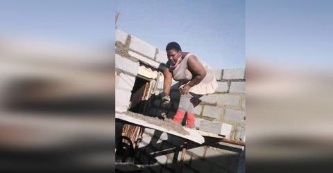 Una madre de 25 años construye con sus propias manos una casa sin escuchar a nadie