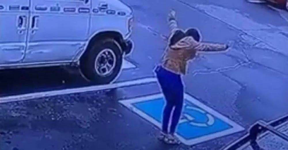 Sale de una entrevista de trabajo y celebra confiando en que nadie la estaba viendo Sale de una entrevista de trabajo y celebra confiando en que nadie la estaba viendo