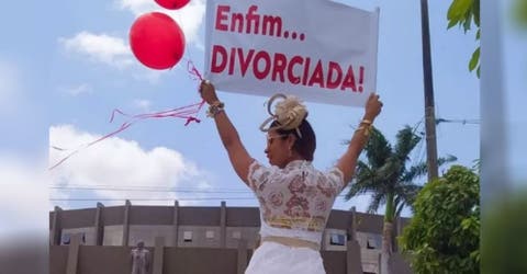 Se divorcia y sale a la calle vestida de blanco con un letrero para celebrar su libertad