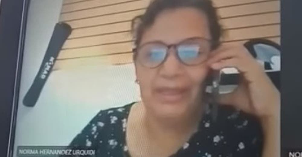 Olvida apagar el micrófono y la cámara y sus alumnos la escuchan llamándolos burros Olvida apagar el micrófono y la cámara y sus alumnos la escuchan llamándolos burros